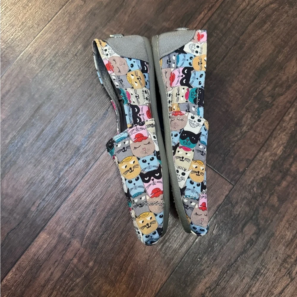 Skechers Cat Print Flats Size 6.5